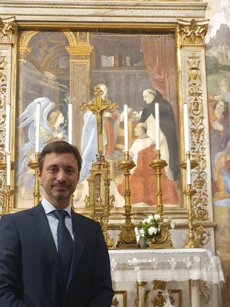 Profesor Ignacio Silva en la Basílica de Santa Maria sopra Minerva (Roma), con una reliquia de Santo Tomás.