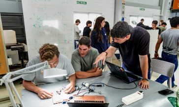 estudiantes de ingeniería estudiando