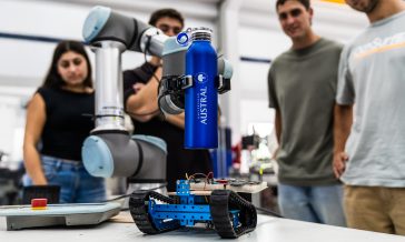 estudiantes de ingeniería ante un robot