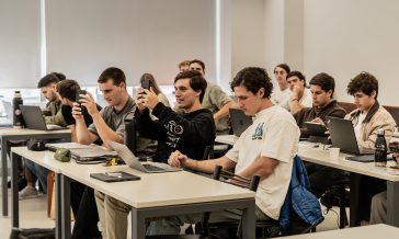 Estudiantes de ingeniería en clase