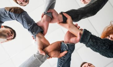 concepto-comunidad-manos-personas_23-2147993368