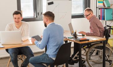 grupo-hombres-trabajando-juntos-proyecto_23-2148483847